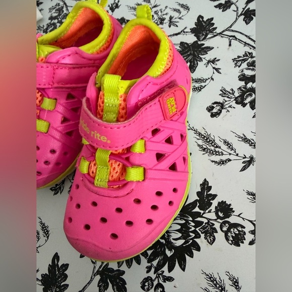 Stride Rite made to play Pink and Neon Yellow Kids sneakers - Picture 4 of 13
